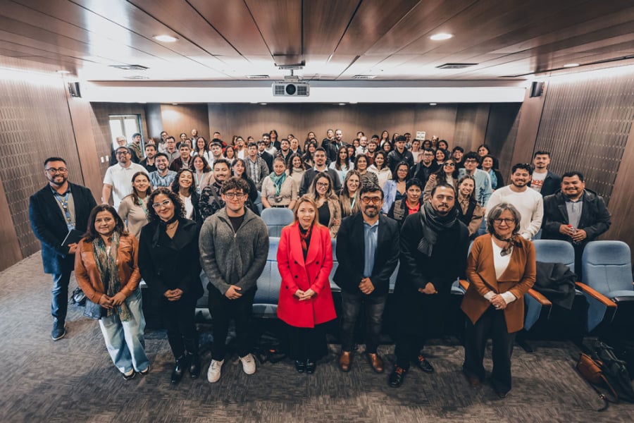 En la imagen aparecen los presentes a la actividad liderada por la vicerrectora VRICC Dra. Andrea Mahn Osses