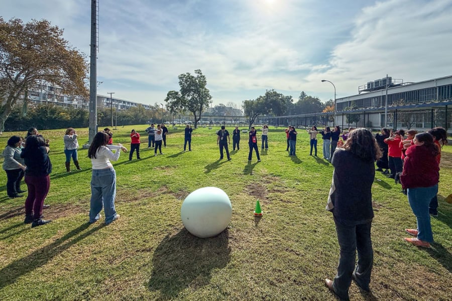 Integrantes de la comunidad universitaria son parte de la actividad en los pastos de Ciencia