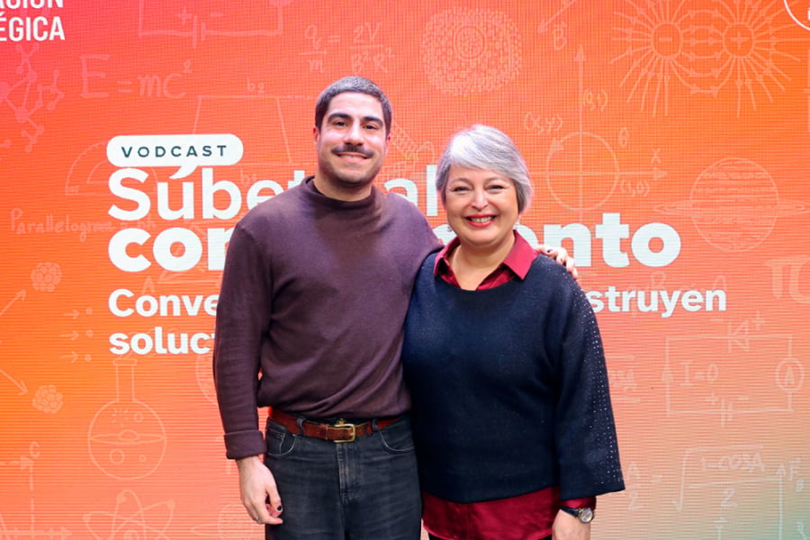 En la imagen aparece la académica Usach Jeannette Jara junto al conductor del programa Joaquín Martín