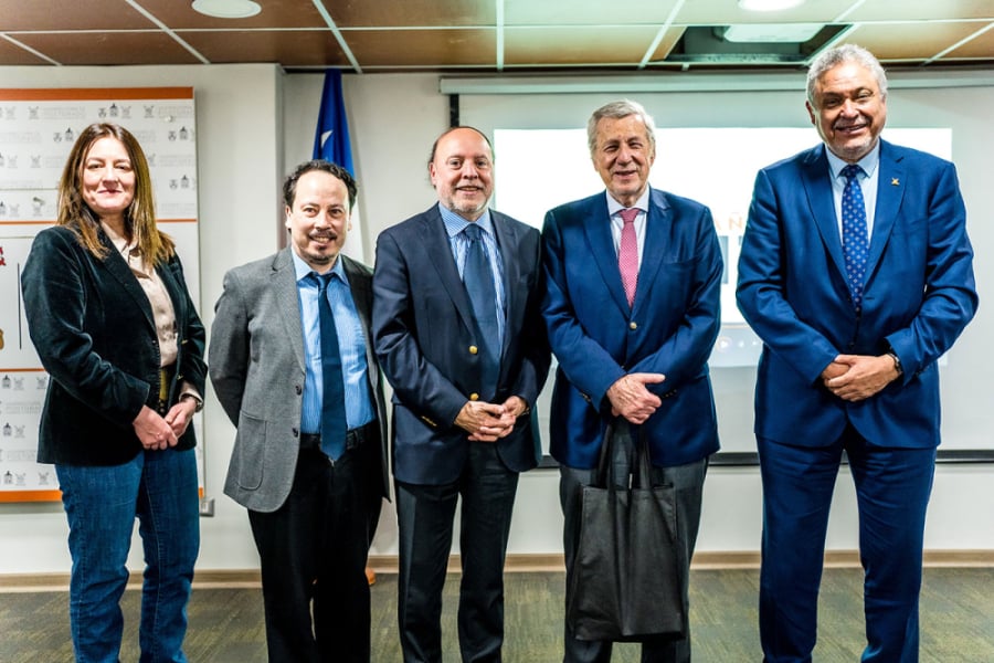 En la imagen aparecen el ex caancilla Van Klaveren, el Rector Usach, Pedro Palominos, el premio nacional de historia Usach, Dr. César Ross, el director de IDEA, Dr. Rául Elgueta y la directora electa del Instituto de Estudios Avanzandos, Dra. Patricia Pallavicini 