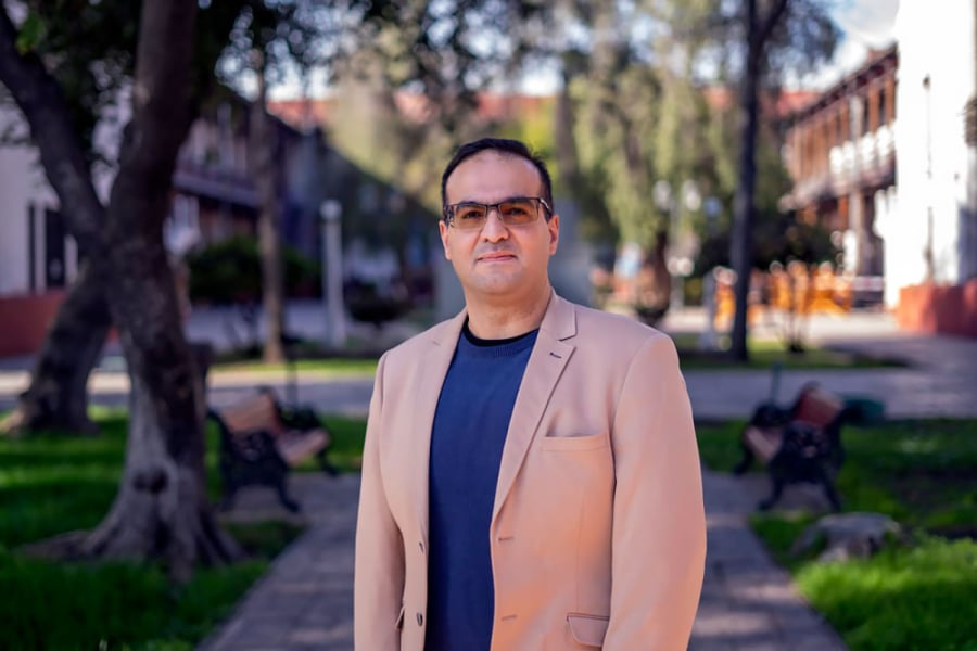 En la imagen aparece el académico del Departamento de Ingeniería Mecánica, Dr. Mohammad Hosein Sabzalian
