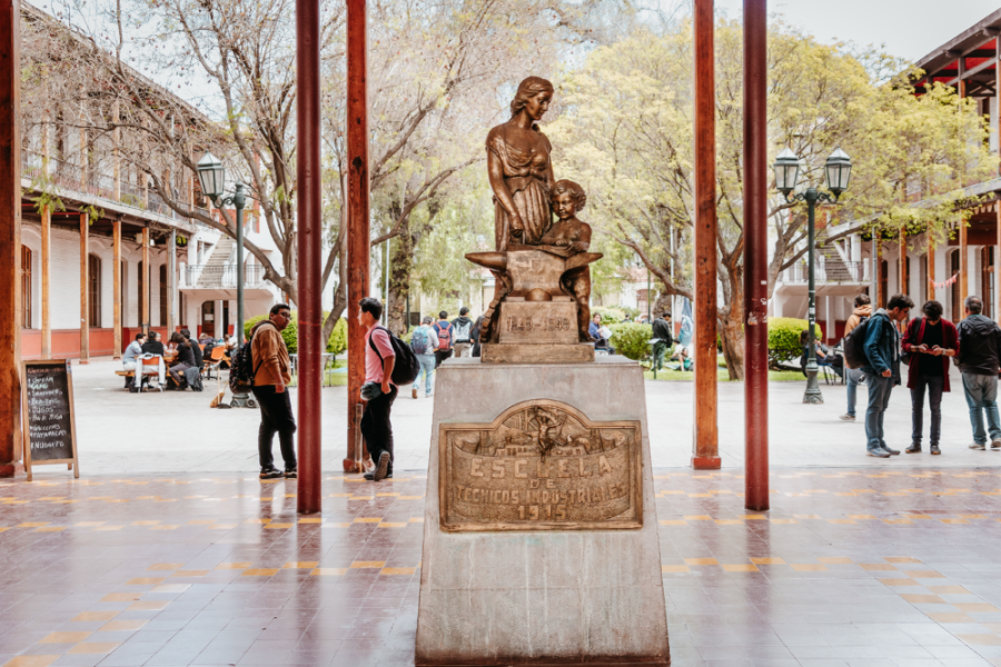 En la imagen aparece el Alma Mater de la Escuela de Artes y Oficios en uno de sus patios interiores.