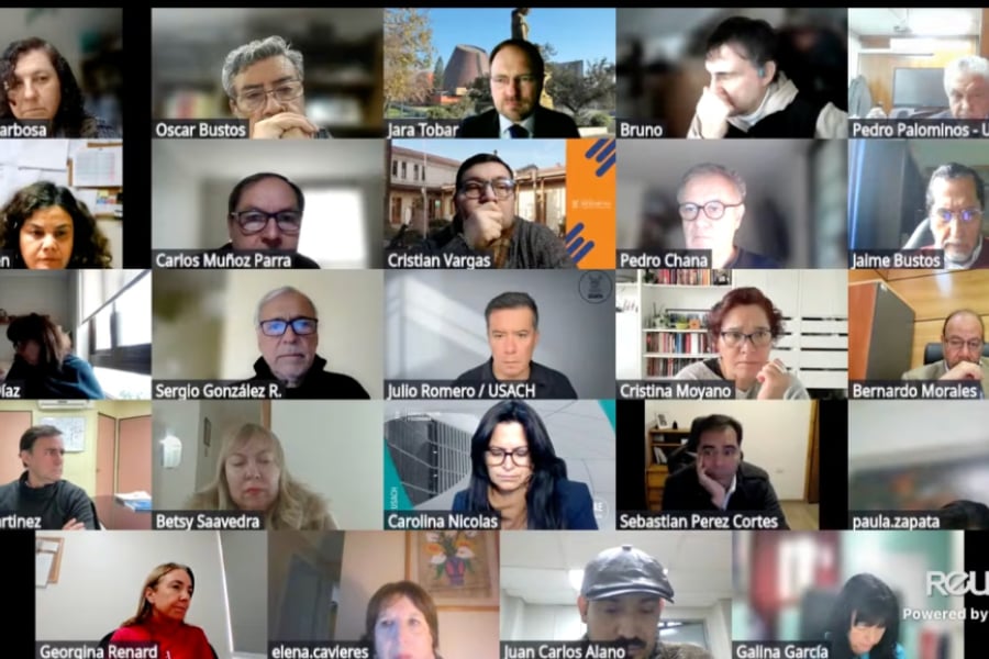 La imagen muestra un pantallazo de las diversas personas que fueron parte de la reunión del Consejo Universitario realizada de vía telemática.