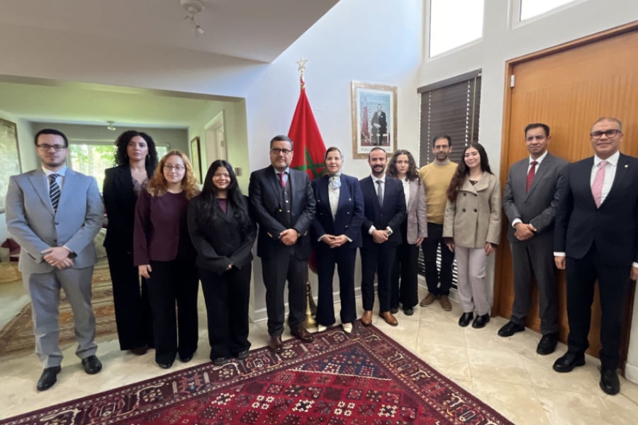 En la imagen aparece el director del Departamento, Dr. Marcelo Mella, el agregado cultural de Marruecos Mohcine Mounjid, junto a integrantes de las dos comunidades académica y diplomática.