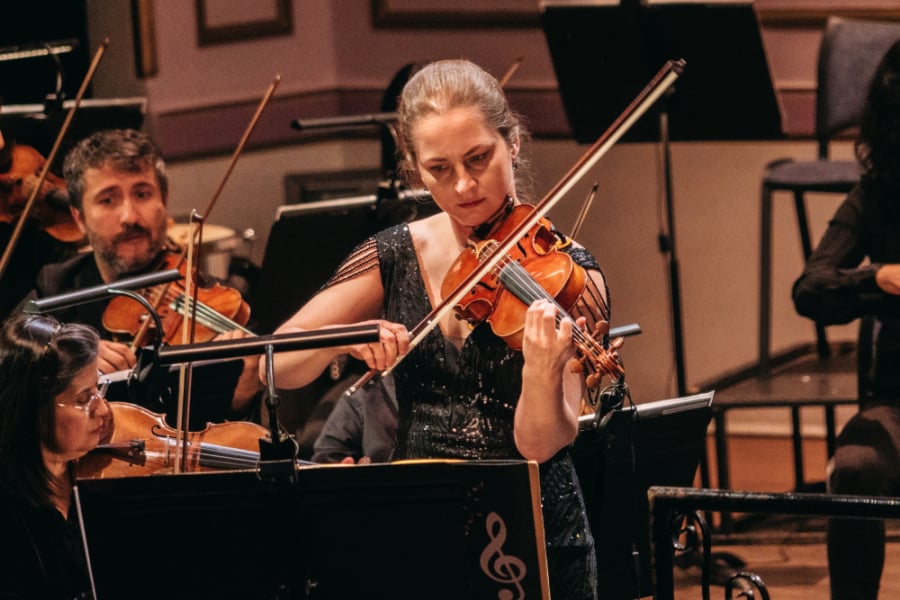 En la imagen aparece violinistas de la Orquesta Clásica Usach