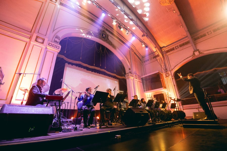 En la imagen aparece la Orquesta Clásica Usach en el Teatro Aula Magna de nuestra universidad.