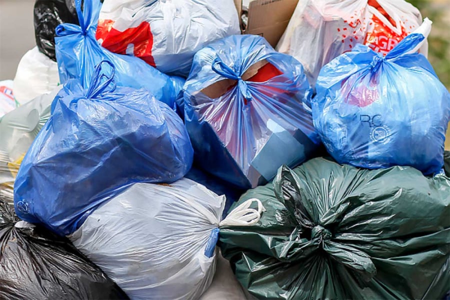 En LA IMAGEN SE EXHIBEN BOLSAS DE BASURA APILADAS