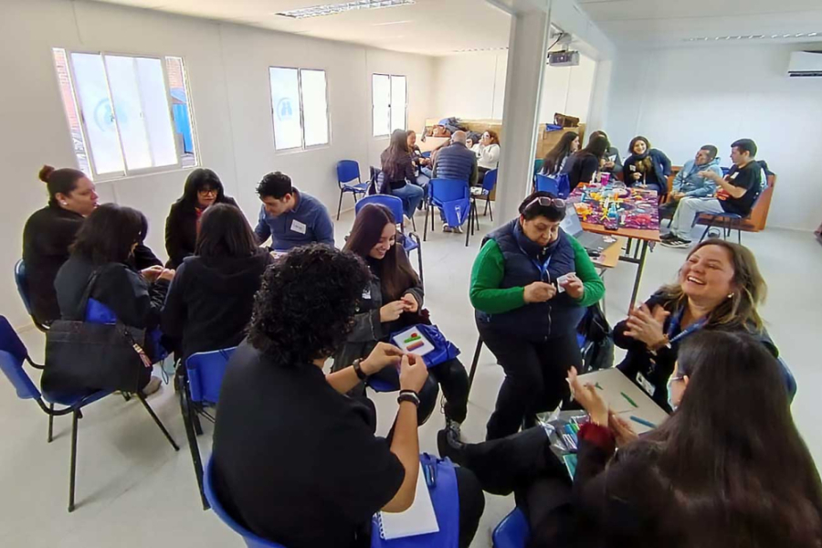 En la imagen aparecen los participantes en el la actividad sentados en círculos haciendo grupos de trabajo