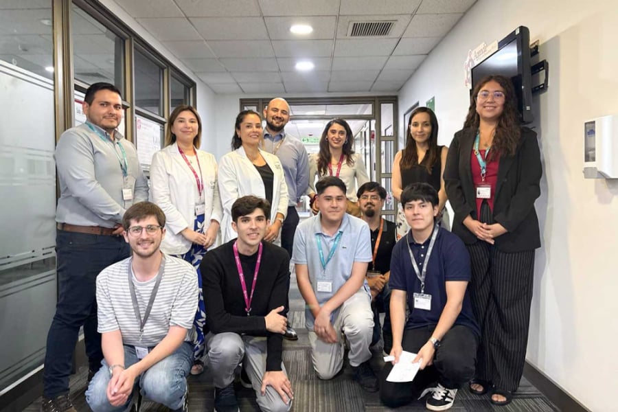Estudiantes Usach aparecen en la fotografía juntos a médicos de la Clínica Dávila.