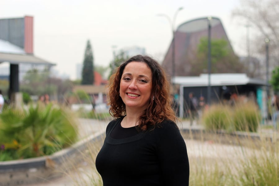 En la foto aparece la Dra. Rubí Arrizaga, académica de la Facultad de Administración y Economía.