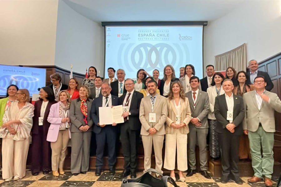 En la imagen aparece el Rector Usach, Dr. Pedro Palominos junto a otros rectores y rectoras de Chile y España, en la ciudad española de Tenerife.