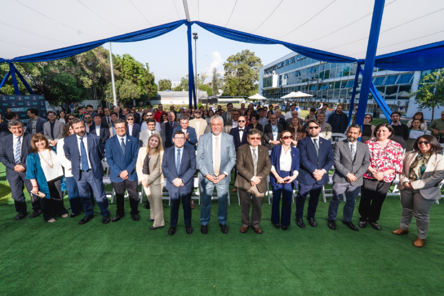 En la fotografía aparecen el Rector Usach, el decano de la Facultad de Ingeniería, autoridades del gobierno central y parte de la comunidad académica de la Facultad en el Patio de las Rosas, lugar donde se realizó la ceremonia.