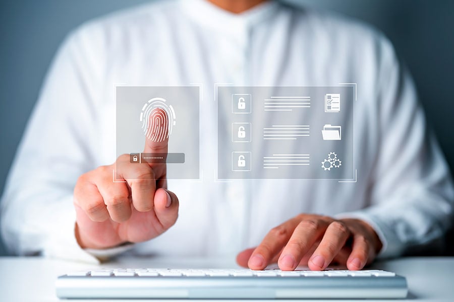 Un usuario interactúa con una interfaz de huella digital para la ciberseguridad.