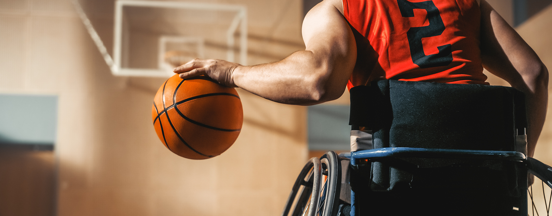 Estudiante en situación de discapacidad practicando básquetbol.