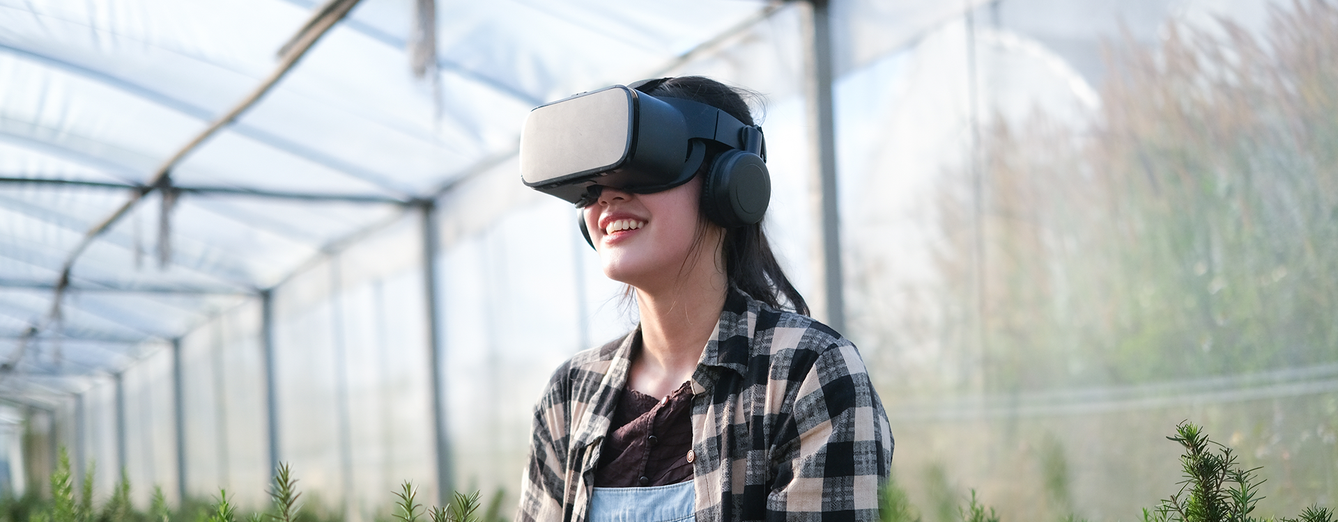 Mujer con lentes de realidad virtual.